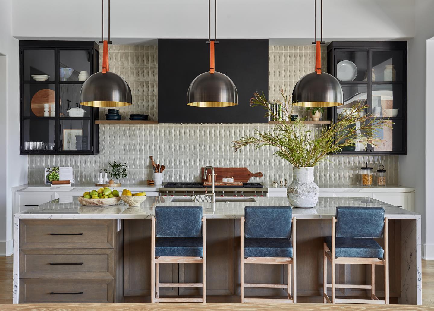 @morrison_interiors elevates design to new heights, seamlessly blending stain grade with painted cabinetry, blackened steel with brass, and leather accents. The result? A warm, inviting space that captivates and inspires. ✨
Visit @morrison_interiors for more inspiration!
